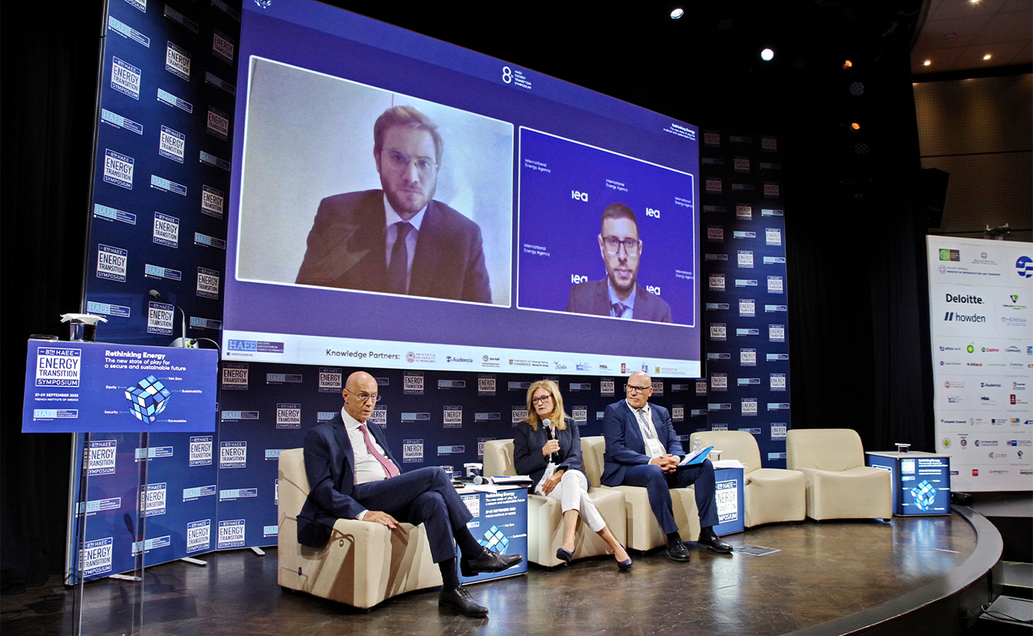 Η σκηνή του HAEE 8th Energy Transition Symposium ΓΡΑΦΙΣΤΙΚΟΣ ΣΧΕΔΙΑΣΜΟΣ ΓΙΑ ΣΥΝΕΔΡΙΑ